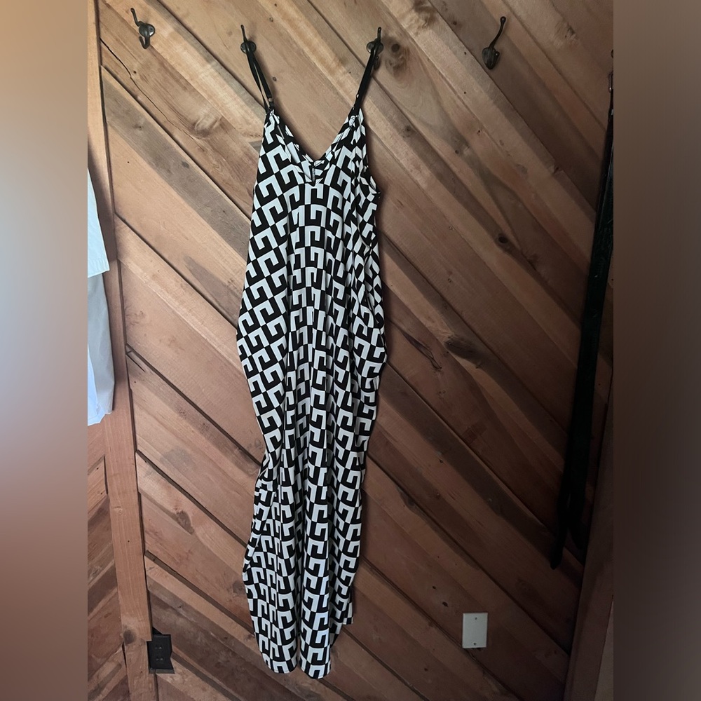 Black and cream, geometrical pattern pockets very flattering adjustable straps